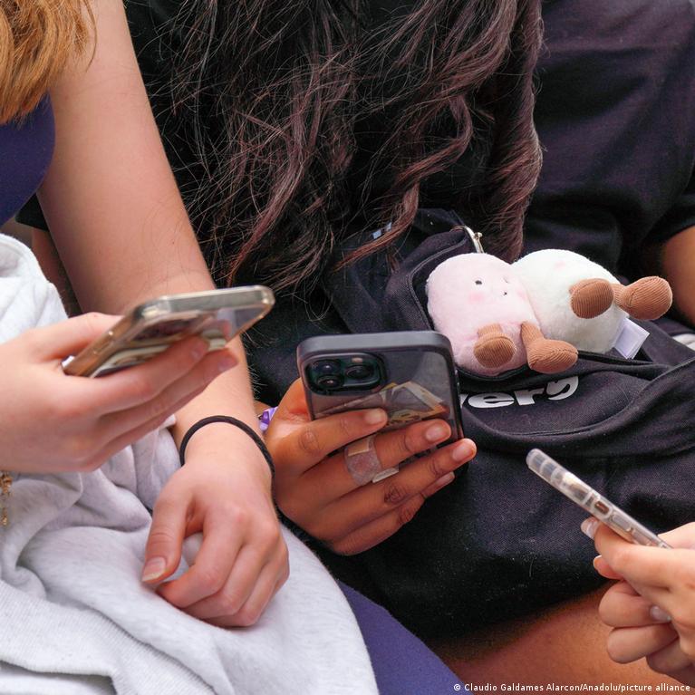 Ar amžiaus patikrinimas socialiniuose tinkluose gali apsaugoti vaikus? Ar Amiaus Patikrinimas Socialiniuose Tinkluose Gali Apsaugoti Vaikus