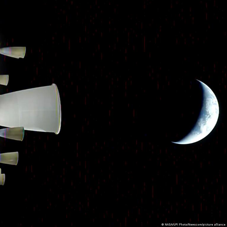 Artemis II astronautai išskrido į Mėnulį po sėkmingo variklių paleidimo