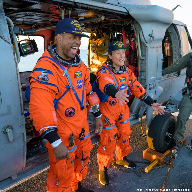 Artemis II įgula sėkmingai grįžo į Žemę po istorinio skrydžio aplink Mėnulį Artemis Ii Gula Skmingai Gro Em Po Istorinio Skrydio Aplink Mnul