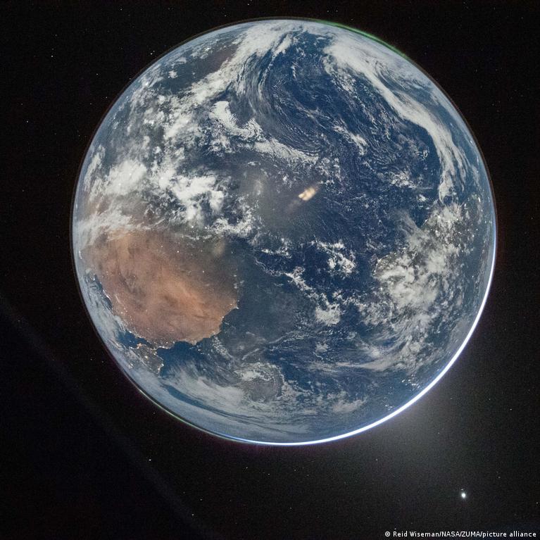 Artemis II misija pasiekė Mėnulio pusę ir siunčia Žemės nuotraukas Artemis Ii Misija Pasiek Mnulio Pus Ir Siunia Ems Nuotraukas