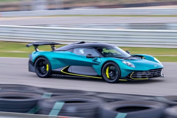 Aston Martin Valhalla Milijono Doleri Verts Hibridinis Superautomobilis