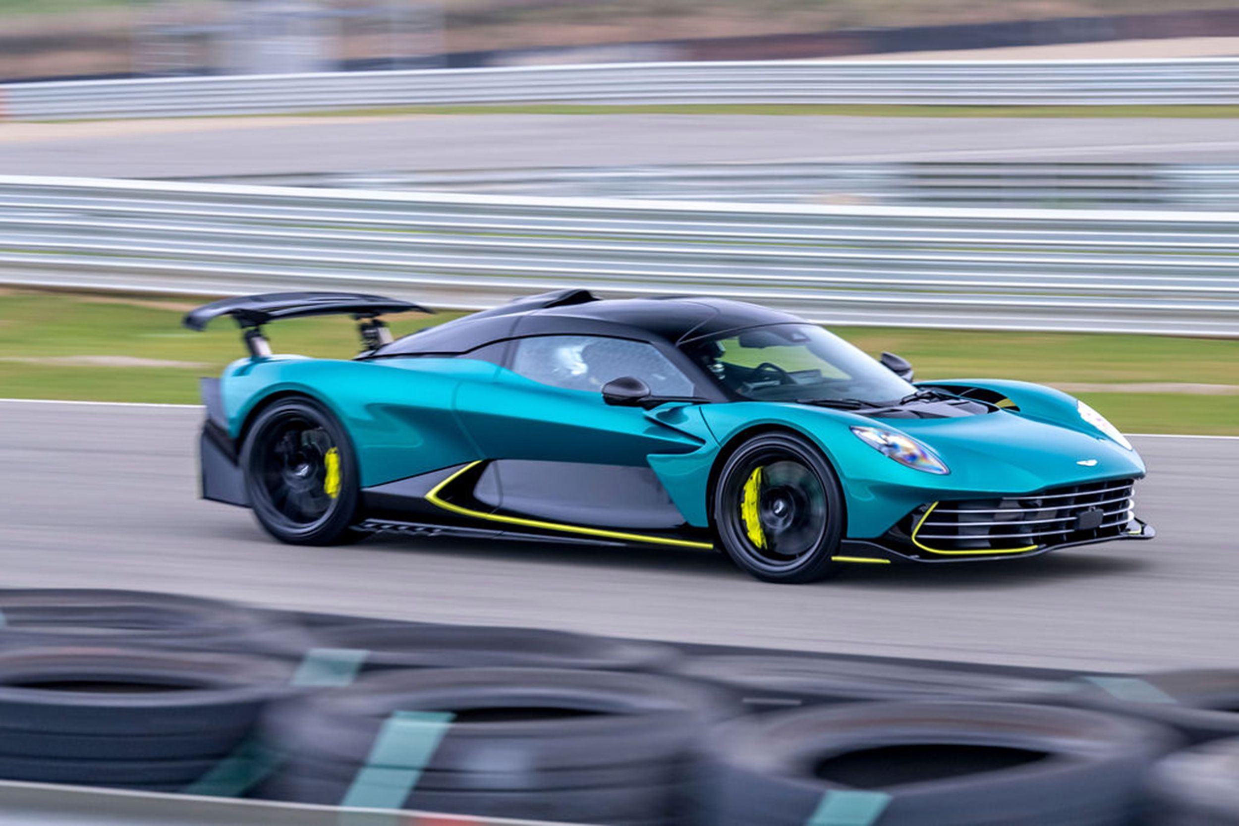 Aston Martin Valhalla Milijono Doleri Verts Hibridinis Superautomobilis