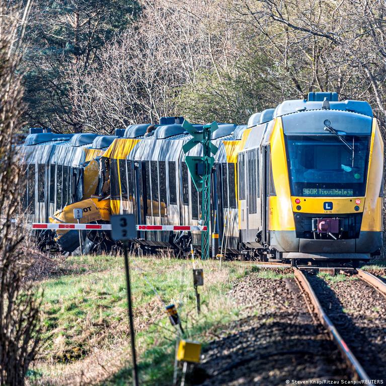 Danijoje Susidr Du Traukiniai Sueista Keli Mons