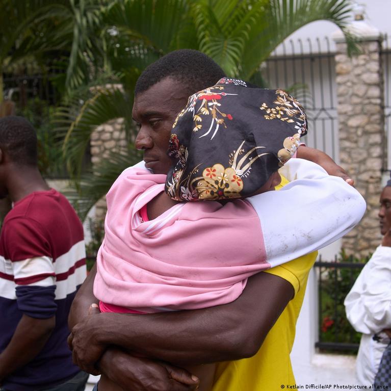 Haitis: policijos pareigūnai suimti dėl spūsties, nusinešusios 25 gyvybes