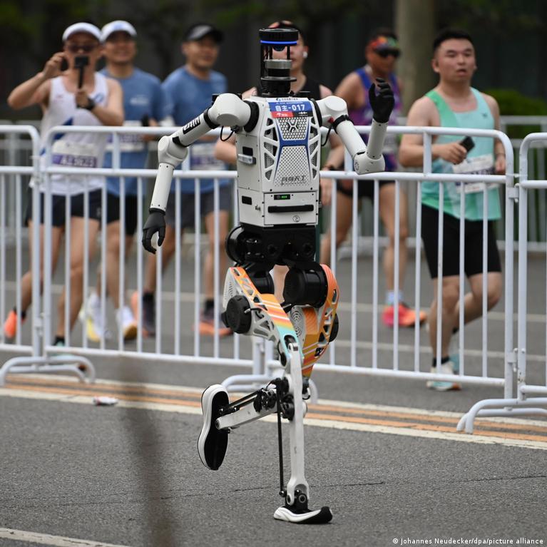 Humanoidiniai Robotai Pirm Kart Aplenk Mones Pekino Pusmaratonyje