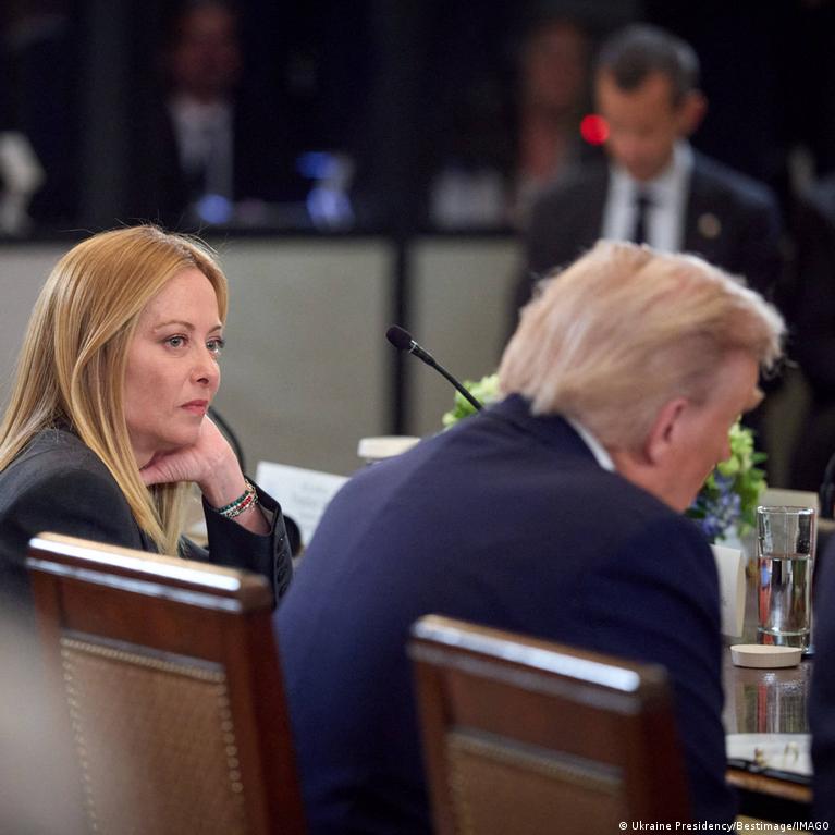 Italijos premjerė Meloni atsiriboja nuo Trumpo dėl karo Irane ir popiežiaus