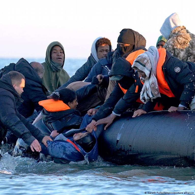 Laive Lamano Ssiauryje Prie Pranczijos Uvo Keturi Mons