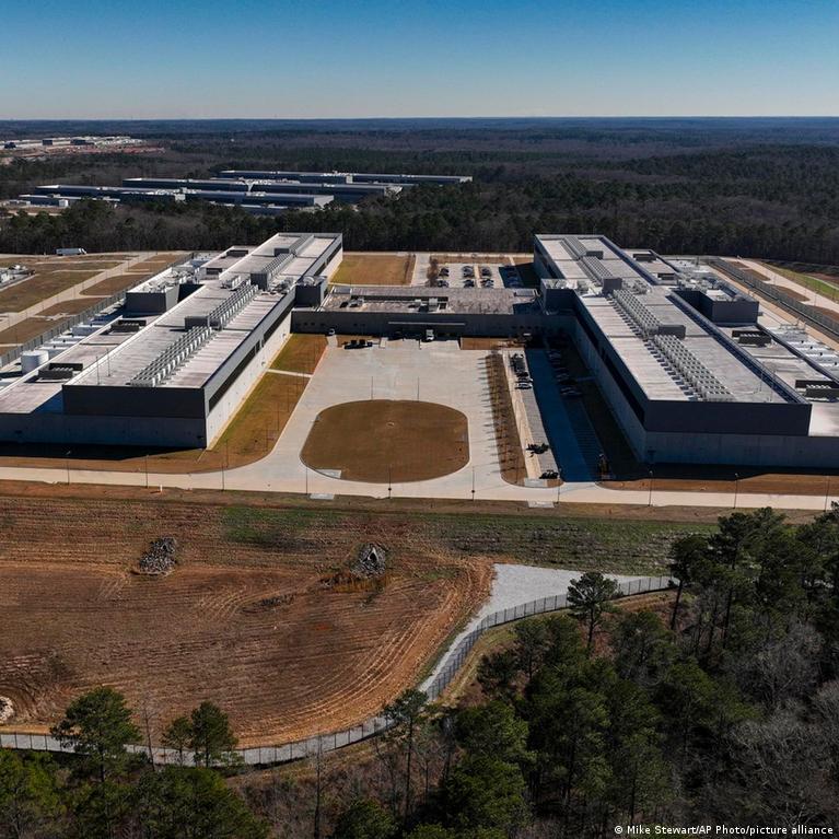 Meinas Siekia Pirmosios Valstijos Mastu Pertraukos Ai Duomen Centrams