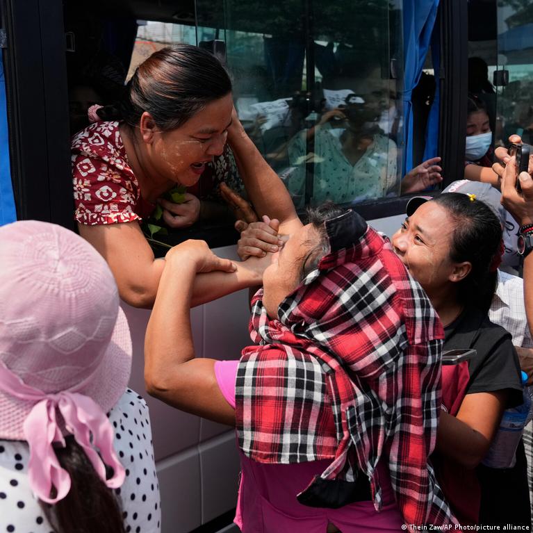 Mianmaras paleido daugiau nei 4 000 kalinių kasmetinės tradicijos metu