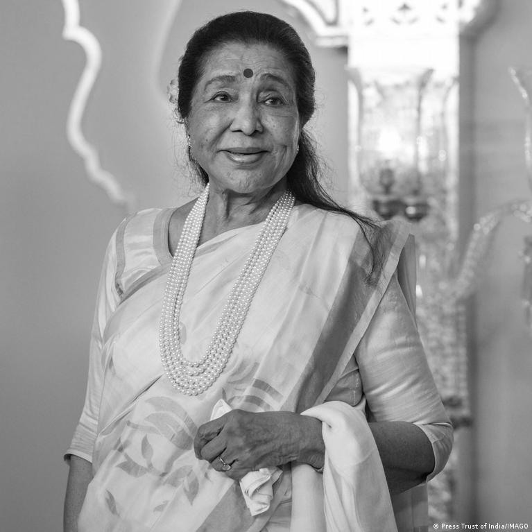 Mir Legendin Indijos Daininink Asha Bhosle Sulaukusi 92 Met