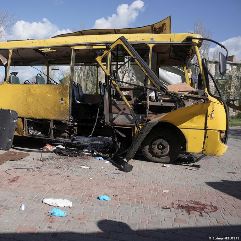 Rusijos atakos Ukrainoje pareikalavo aukų, įskaitant autobusą