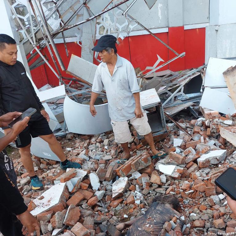 Stiprus žemės drebėjimas Indonezijoje sukėlė paniką dėl cunamio grėsmės