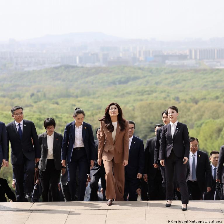 Taivano opozicijos lyderis Cheng Li-wun lankosi Kinijoje, ragina susitaikymą Taivano Opozicijos Lyderis Cheng Li Wun Lankosi Kinijoje Ragina Susitaikym