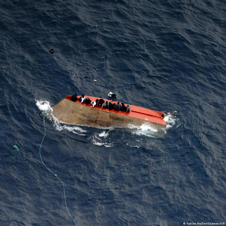 Viduremio Jroje Apvirtus Migrant Laivui Deimtys Moni Laikomi Dingusiais