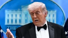 Tariama Kad Aulys Planavo Ipuol Prie Trump Ir Pareignus