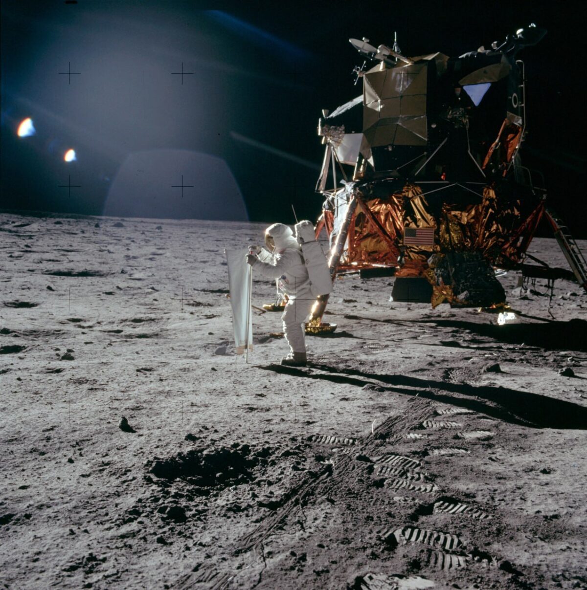 Buzas Oldrinas misijoje „Apollo 11“ surinko Saulės vėjo daleles 10973 Buzas Oldrinas Misijoje Apollo 11 Surinko Saulės Vėjo Dale
