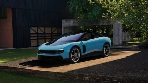 20944 Ferrari Ir Buvęs Apple Dizaineris Pristatė Naują Automobilį
