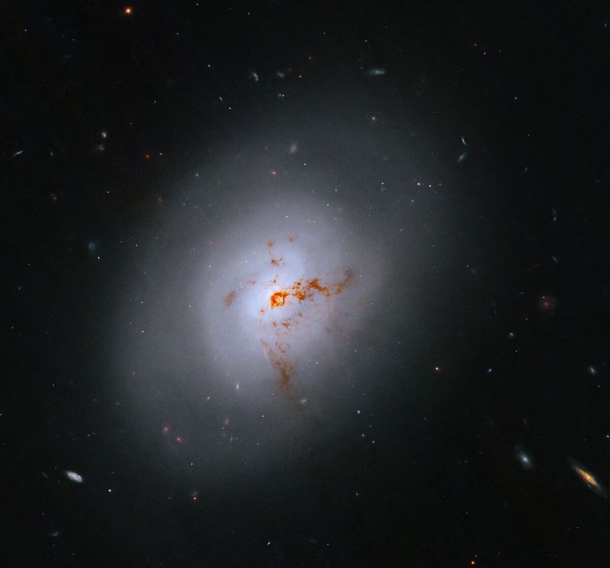 Hablo teleskopas fiksuoja neįprastą NGC 1266 galaktiką
