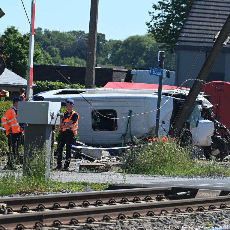 Belgijoje Traukinys Susidr Su Mokykliniu Autobusu Uvo Keli Mons