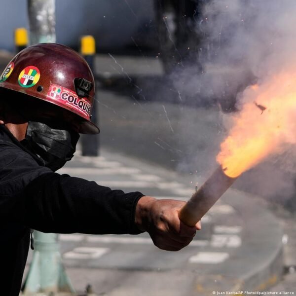 Bolivijoje Tsiasi Protestai Prie Prezidento Rodrigo Paz Valdym