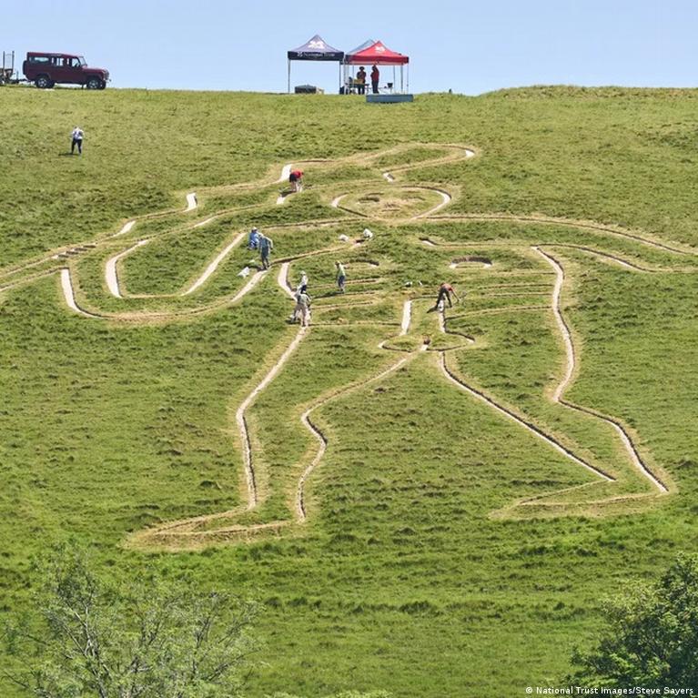 Dorseto Cerne Abbas milžinas atnaujinamas: Nacionalinis fondas atgaivina garsųjį piešinį