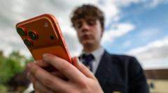 Gydytojai: socialinė medija gali būti tokia pat žalinga jauniems žmonėms kaip rūkymas Gydytojai Socialin Medija Gali Bti Tokia Pat Alinga Jauniems Monms Kaip Rkymas
