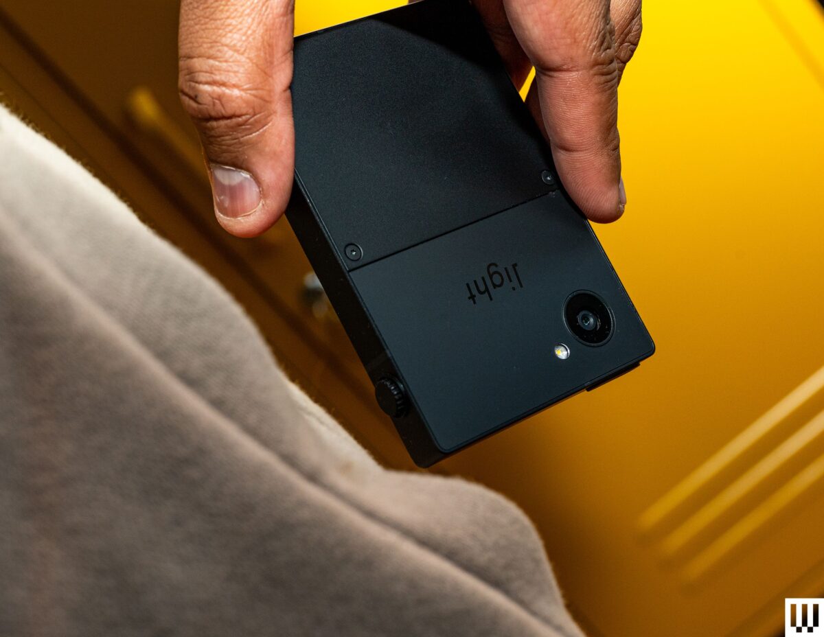 Light Phone Pleia Funkcionalum Su Treij Ali Rankiais