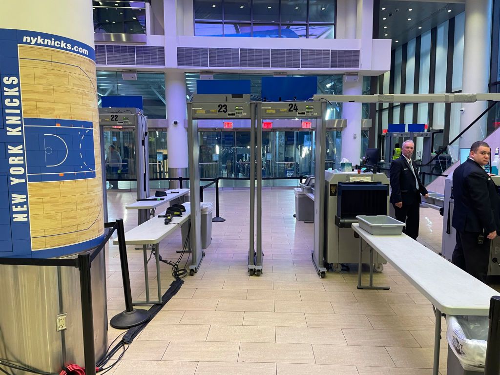 Madison Square Garden uždraudė advokatui atstovauti sužeistam Niujorko policininkui Madison Square Garden Udraud Advokatui Atstovauti Sueistam Niujorko Policininkui
