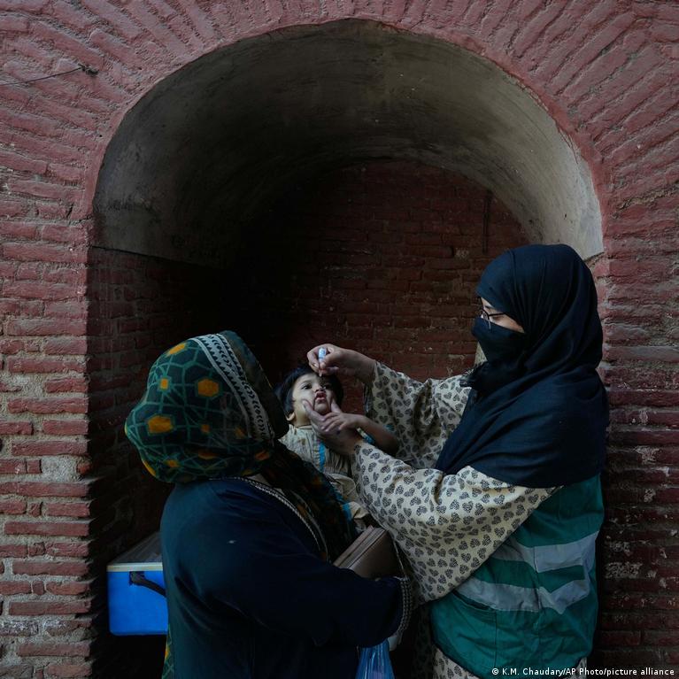 Pakistane žuvo du žmonės, saugodami poliomielito darbuotojus genčių teritorijoje