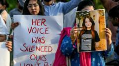 Pakistane vyras nuteistas mirties bausme už paauglės TikTok žvaigždės nužudymą Pakistane Vyras Nuteistas Mirties Bausme U Paaugls Tiktok Vaigds Nuudym