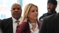 Pam Bondi Gina Savo Veiksmus Epstein Bylos Tyrime Kongrese