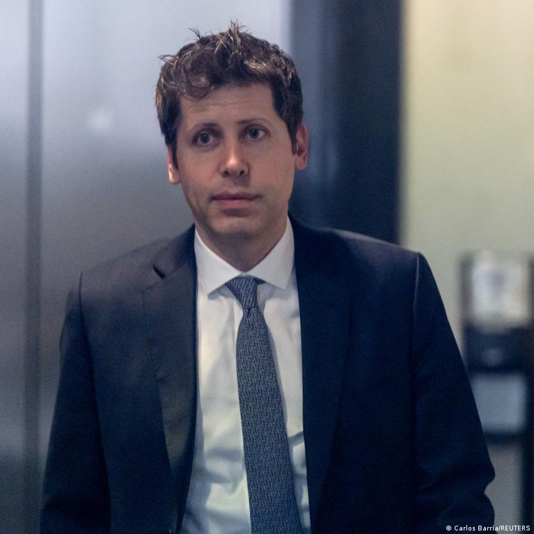 Sam Altman Teigia Kad Elonas Muskas Siek Kontroliuoti Openai