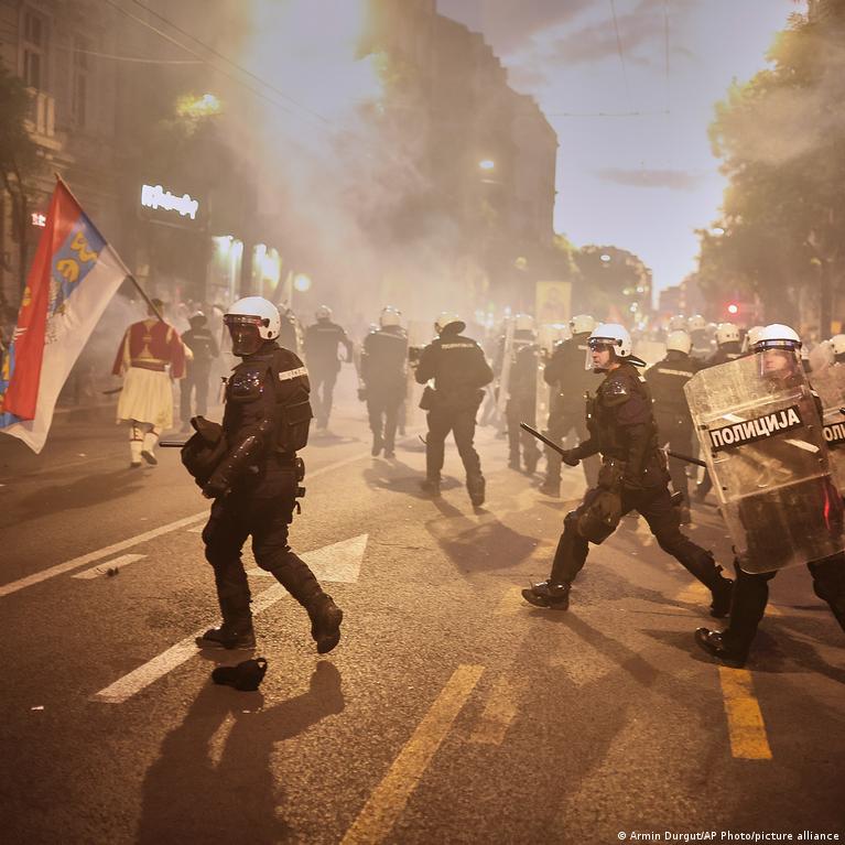 Serbijoje policija susidūrė su protestuotojais reikalaujančiais pirmalaikių rinkimų Serbijoje Policija Susidr Su Protestuotojais Reikalaujaniais Pirmalaiki Rinkim