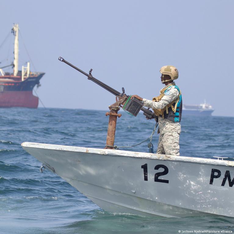 Somalio Pirat Veikla Kelia Naujus Ikius Pasaulinei Laivybai Ir Prekybos Marrutams