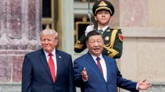 Trumpo Vizitas Kinijoje Ypsenos Ir Ikilmingas Sutikimas Bet Lieka Neisprst Klausim