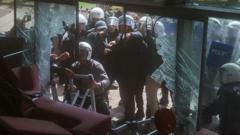 Turkijos riaušių policija šturmavo opozicijos biurus po lyderių pašalinimo Turkijos Riaui Policija Turmavo Opozicijos Biurus Po Lyderi Paalinimo