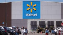 Walmart įspėja apie mažėjančias JAV pirkėjų išlaidas dėl didėjančių kuro kainų Walmart Spja Apie Majanias Jav Pirkj Ilaidas Dl Didjani Kuro Kain