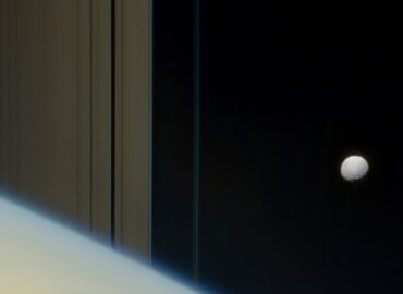 11017 Cassini Zondas Užfiksavo įspūdingą Mimo Ir Saturno Vaizdą