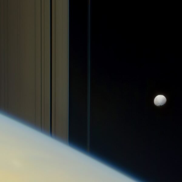 11017 Cassini Zondas Užfiksavo įspūdingą Mimo Ir Saturno Vaizdą