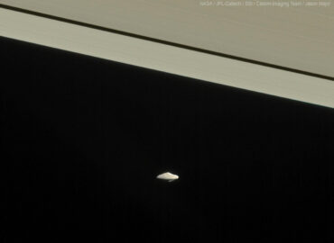11046 Saturno Mėnulis Atlasas Neįprasta Forma Primena Skraidančią