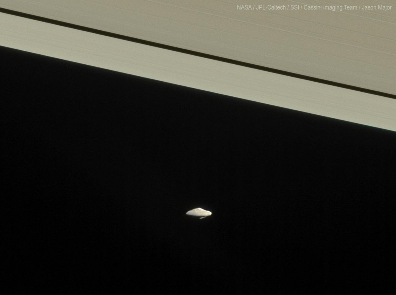 11046 Saturno Mėnulis Atlasas Neįprasta Forma Primena Skraidančią