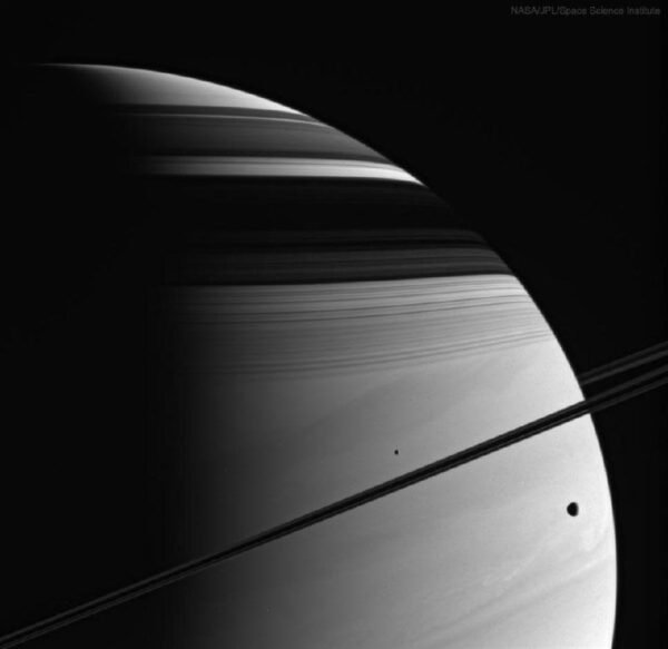 Zondas „Cassini“ užfiksavo Saturno palydovus Mimą ir Tetį