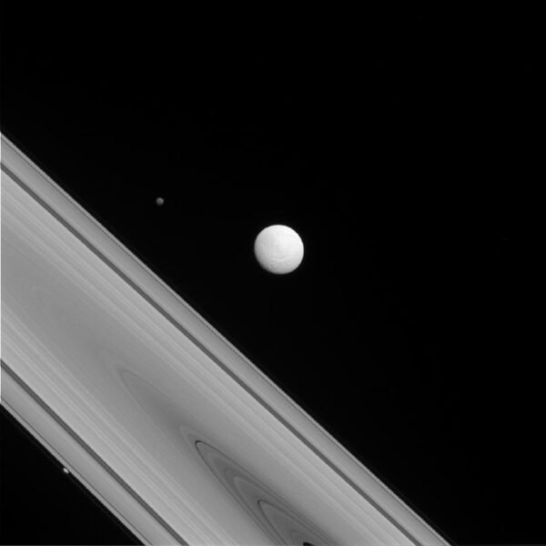 Kosminis aparatas „Cassini“ užfiksavo Saturno žiedus ir tris jo palydovus