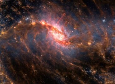 16718 Ngc 1635 Spiralinės Galaktikos Centras Atskleistas James We