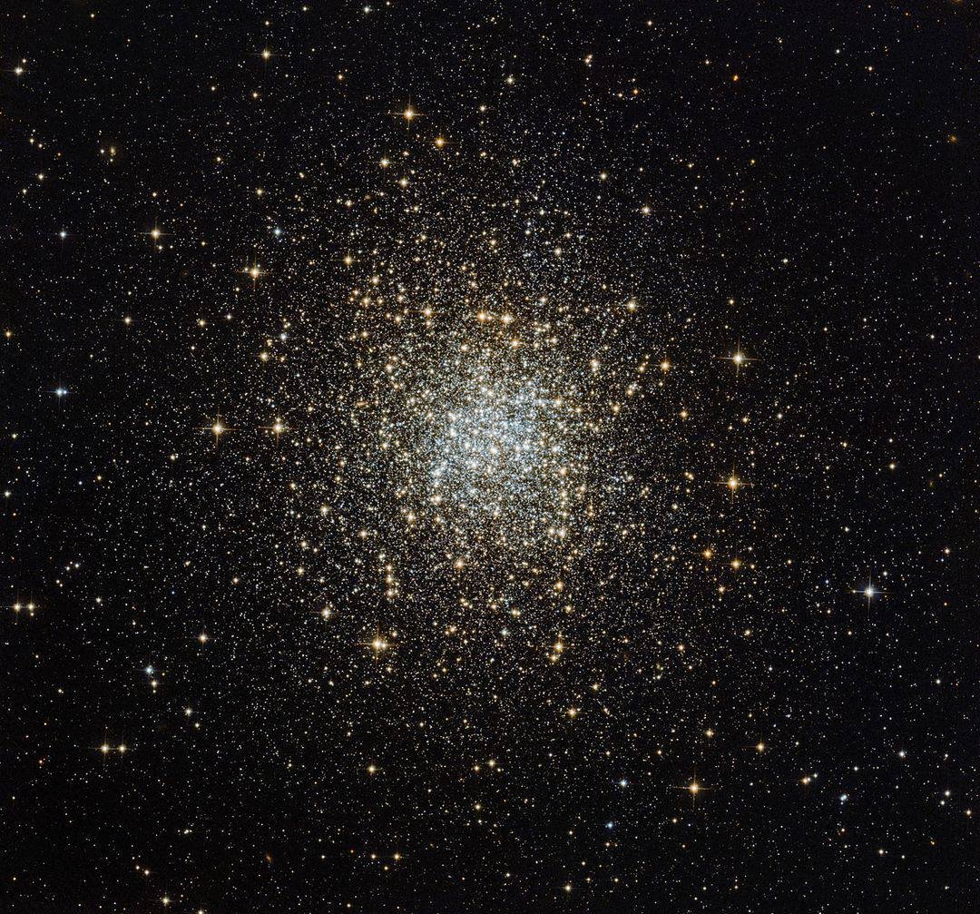 16722 Kosminis Teleskopas Hubble Užfiksavo Retą Palar 2 žvaigždžių