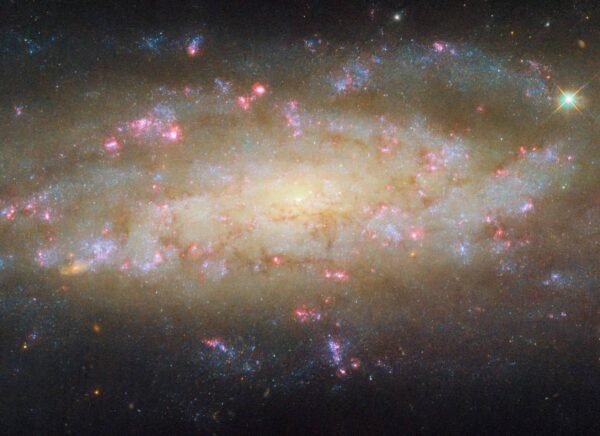 16734 Hablo Teleskopas Užfiksavo Spiralės Formos Galaktiką Ngc 745
