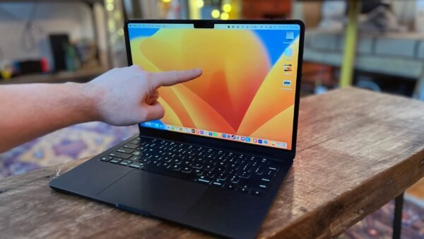 21078 Apple Planuoja Išleisti Pirmąjį Macbook Su Jutikliniu Ekranu