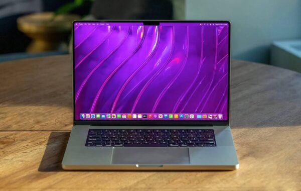 Apple planuoja išleisti naujus MacBook Pro ir MacBook Ultra modelius su M6 procesoriumi