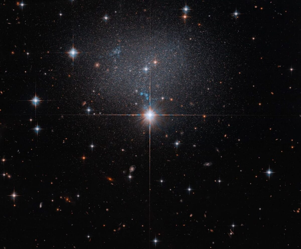 2567 Eso 490017 Netaisyklingos Formos Nykštukinė Galaktika