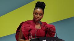 Chimamanda Adichie Kaltina Ligonin Dl Tyrimo Vilkinimo Po Snaus Mirties